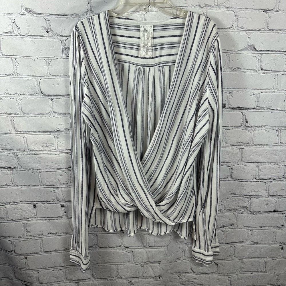 Sadie & Sage Women’s White & Denim Blue Striped Long Sleeve Wrap Front Shirt M